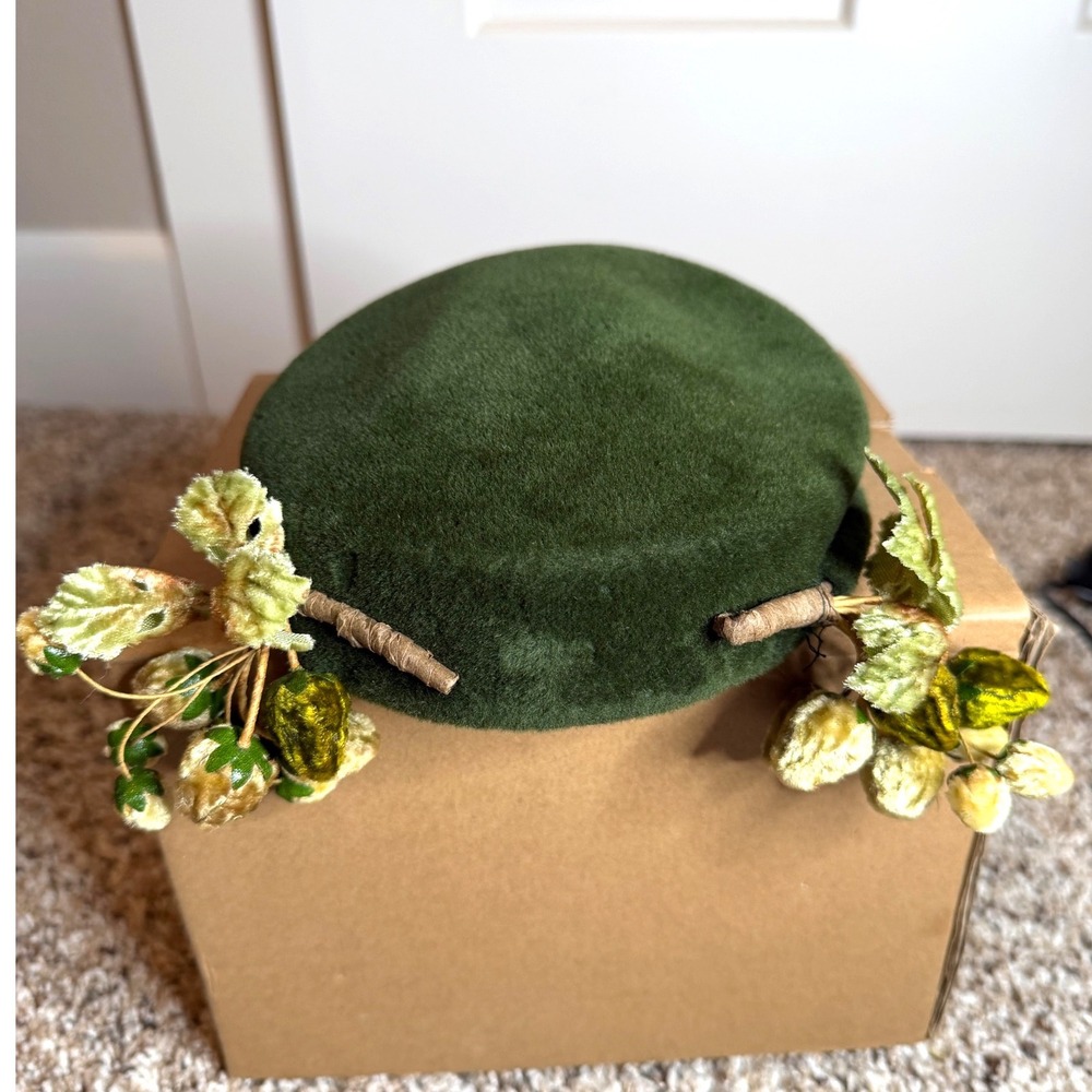 Vintage Trebor Original Green Velour Pillbox Hat France Miel Velvet Leaves 50s - Picture 2 of 10